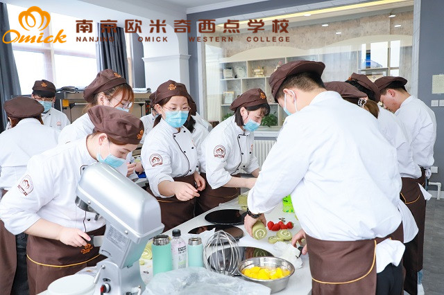 南京学做蛋糕烘焙去哪里学？南京蛋糕师培训学校在哪里？